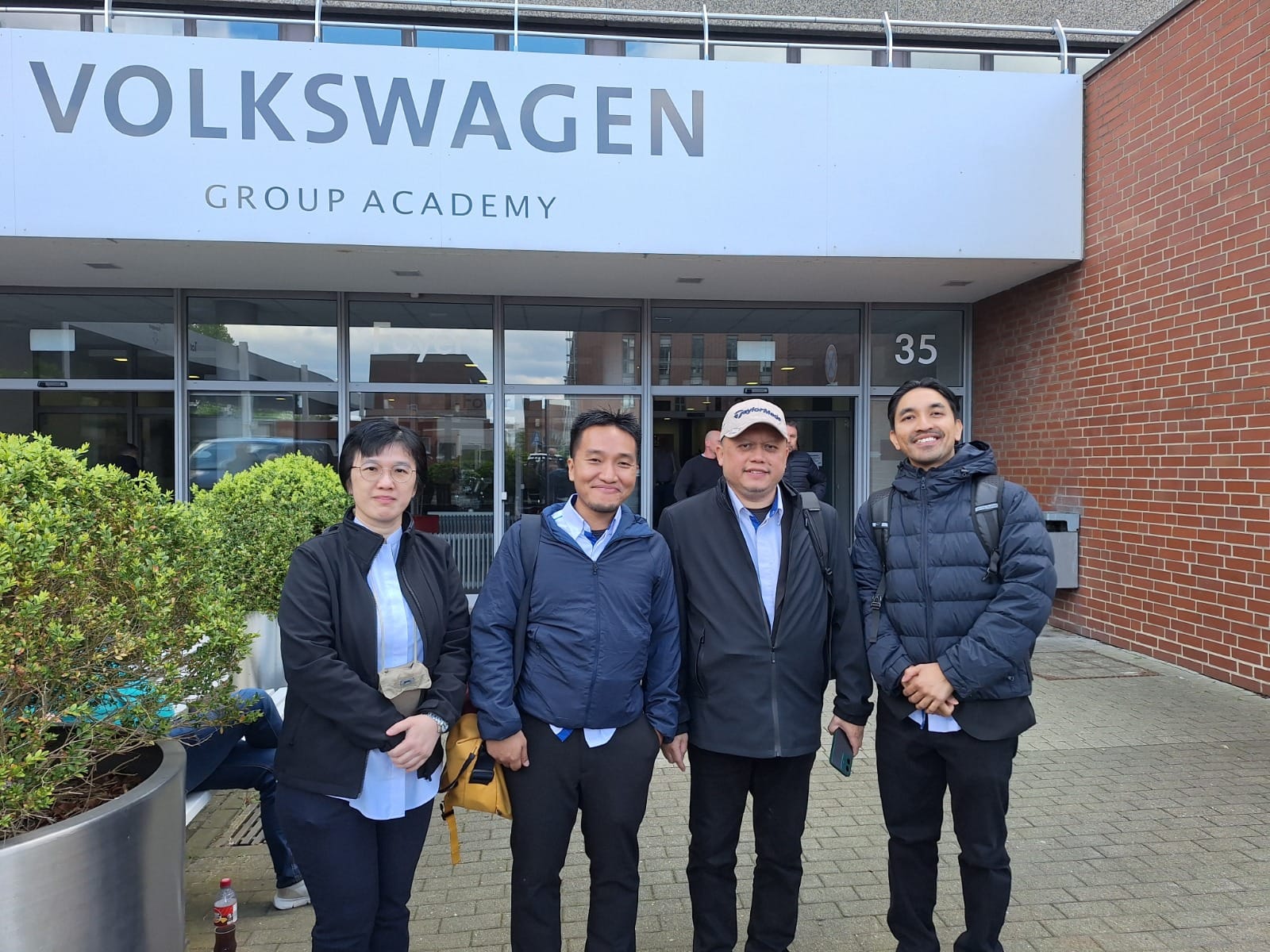 KUNJUNGAN HORMAT KE VOLKSWAGEN GROUP ACADEMY