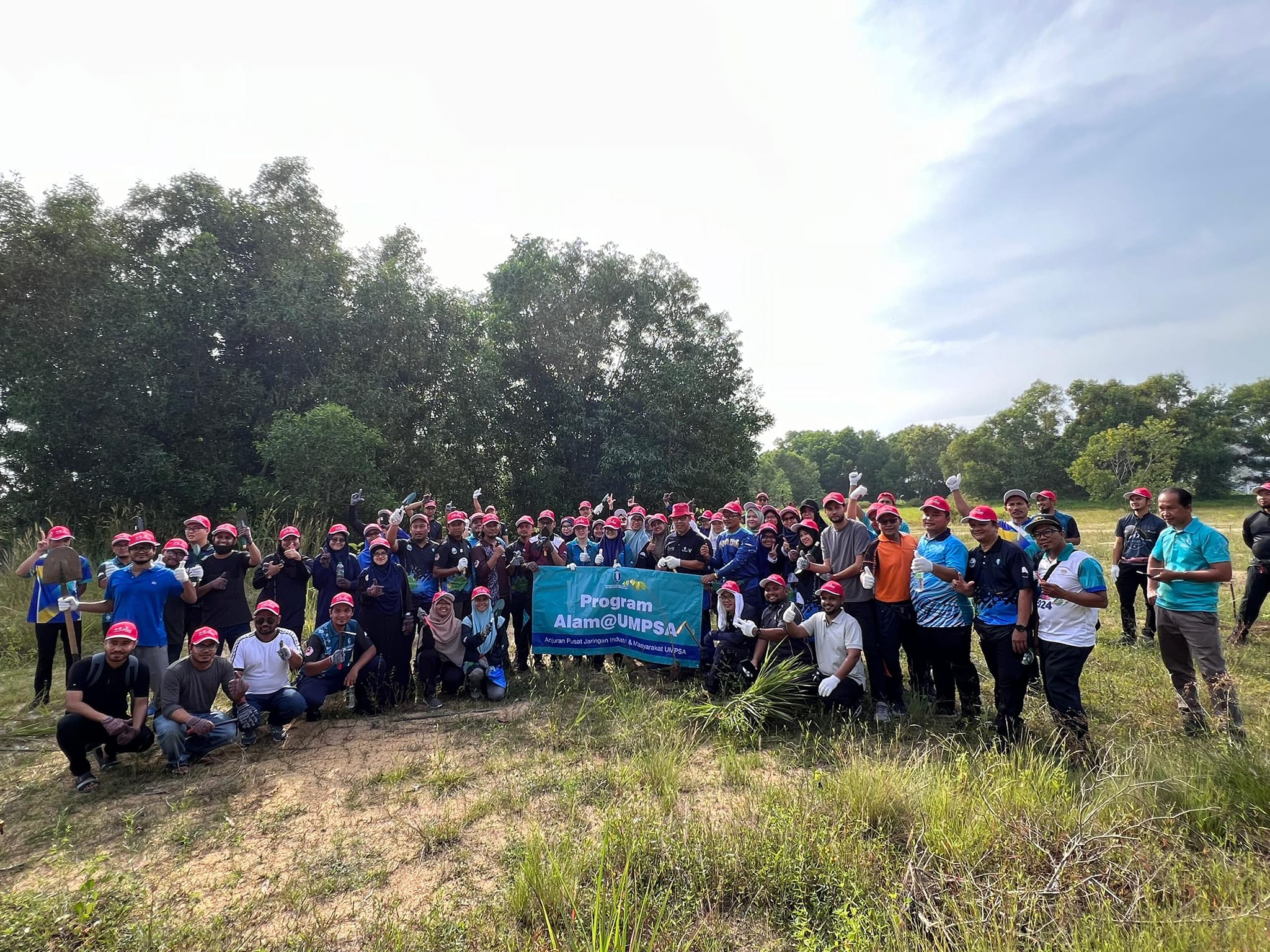 PROGRAM KOMUNITI ALAM UMPSA FASA 2 BERJAYA TANAM 300 POKOK DI RIMBA LESTARI.