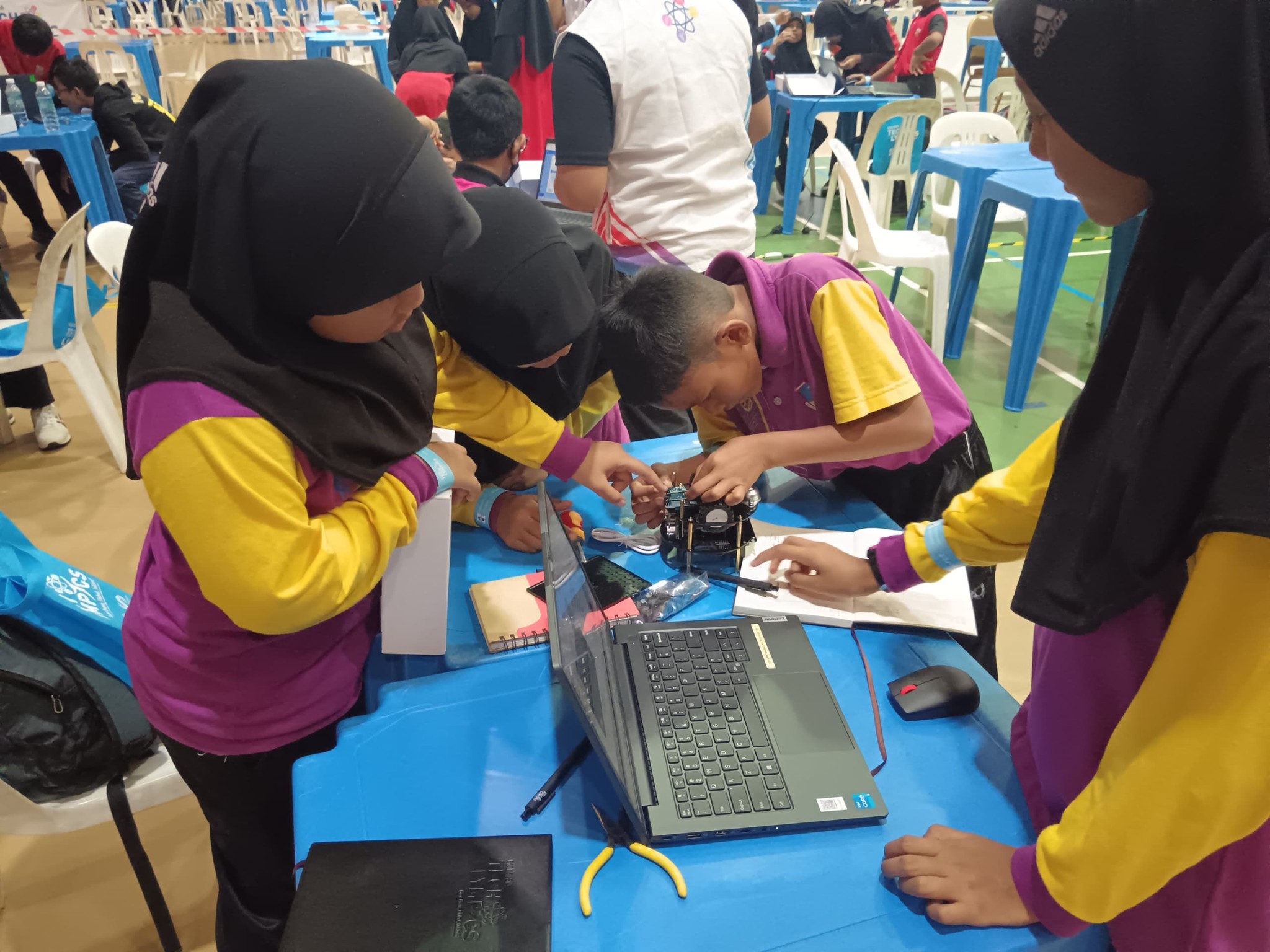 TECHLYMPICS 2024 ZON TIMUR: PELAJAR SEKOLAH RENDAH BERENTAP DALAM PELBAGAI MODUL SAINS & TEKNOLOGI